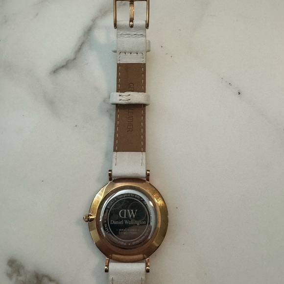Daniel Wellington Women’s Watch (32mm) Great Condition - Picture 2 of 3
